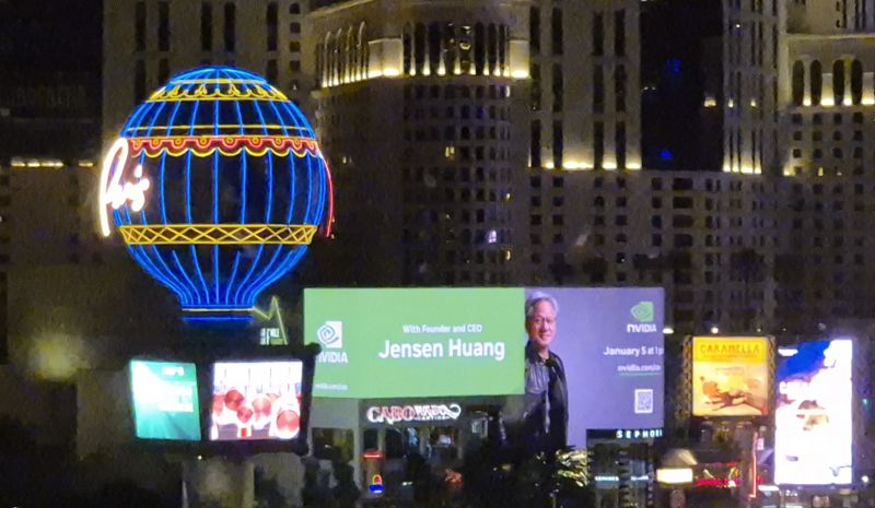 4일(현지시간) 새벽 시간, 미국 라스베이거스 중심가에 엔비디아 젠슨 황 최고경영자(CEO)의 CES 연설을 알리는 대형 옥외광고가 송출되고 있다. 사진=조은효 기자