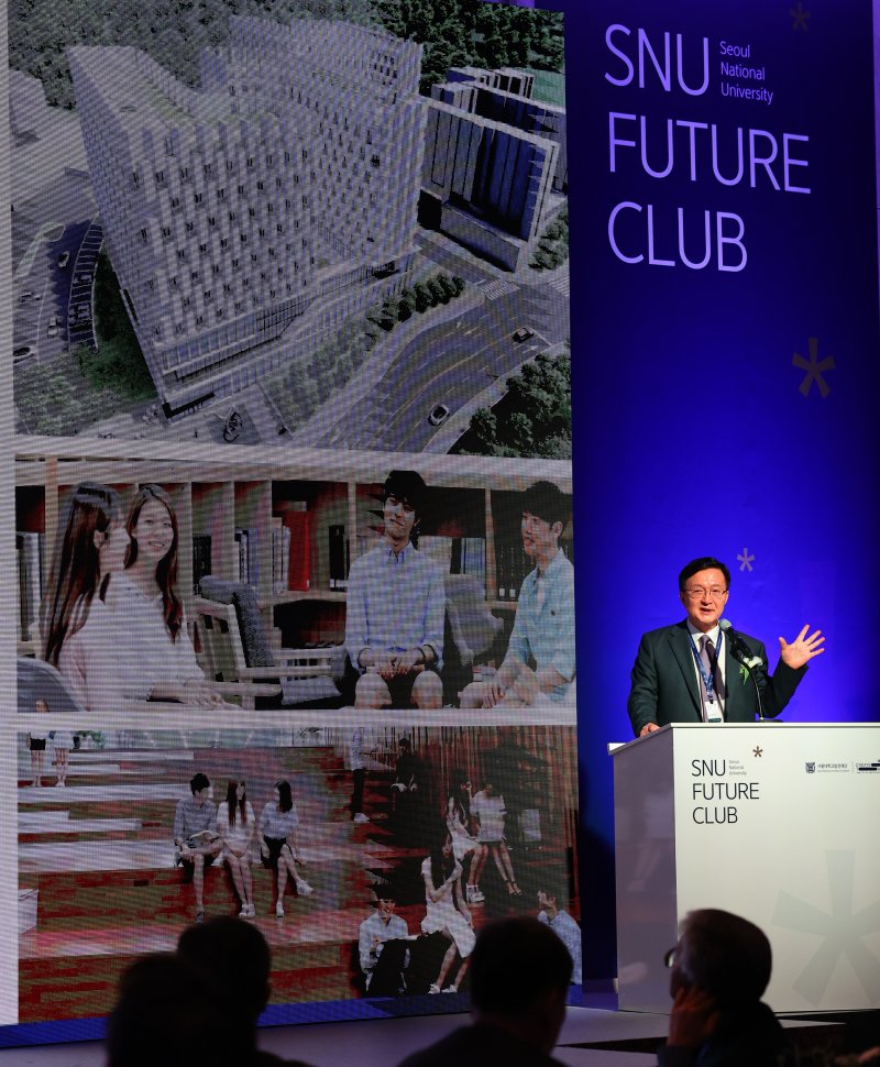 유홍림 서울대학교 총장이 2024년 4월 30일 서울 관악구 서울대학교 관악캠퍼스 호암교수회관에서 열린 'SNU FUTURE CLUB'출범식에서 서울대학교 미래 비전과 계획을 발표하고 있다. /뉴스1