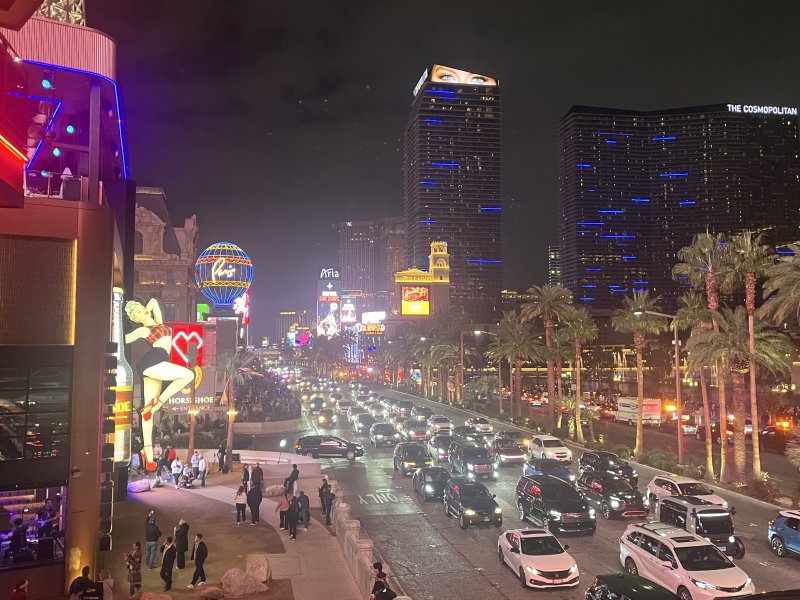 [라스베이거스=뉴시스]이현주 기자 = 6~9일(현지시간) CES 2026 개최를 앞두고 사람들로 북적거리는 라스베이거스 메인 거리 전경. 2026.01.04. lovelypsyche@newsis.com