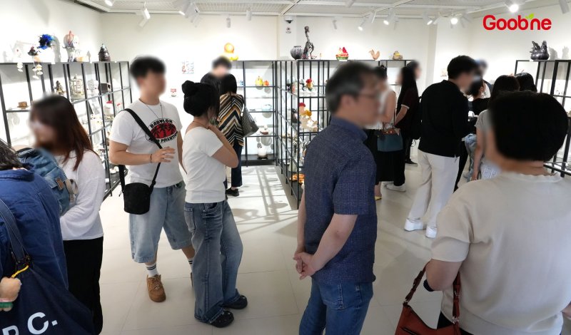 굽네 플레이타운 4층 '굽네 갤러리'에 사람들이 전시를 보기 위해 모여든 모습. (사진=지앤푸드) *재판매 및 DB 금지