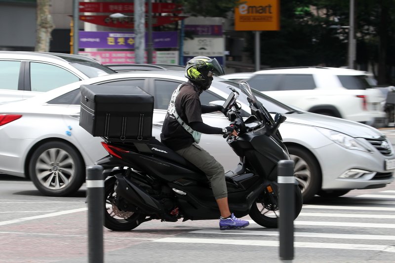 대구 수성구 달구벌대로에서 한 배달라이더가 오타바이를 타고 지나고 있다.ⓒ News1 공정식 기자