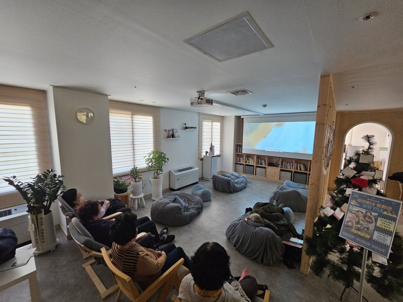 서울마음편의점 동대문점을 이용 중인 시민들 (출처=연합뉴스)