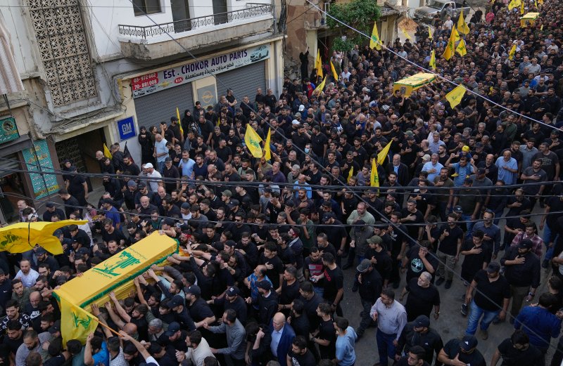 [베이루트=AP/뉴시스] 레바논 베이루트에서 헤즈볼라 지지자들이 지난 해 11월 24일 이스라엘 공습으로 다른 두 전투원과 함께 전 날 사망한 헤즈볼라 참모총장 하이삼 알리 타파타바이의 관을 운구하고 있다. 2026.01.05.