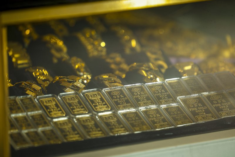 [서울=뉴시스] 정병혁 기자 = 4일 서울시내 금은방에 골드바가 진열되어 있다.국제 금 가격이 올해 7% 상승할 것으로 시장 전문가들이 전망했다. 영국 일간 파이낸셜타임스(FT)에 따르면 11개 금융업체 전문가들의 올해 말 금 가격 전망치 평균은 온스(약 28.3g) 당 4610달러로 조사됐다. 상승률은 지난해 64%보다 크게 둔화하겠지만, 금값이 올해도 사상 최고가를 경신할 것이라는 예상이다.2026.01.04. jhope@newsis.com