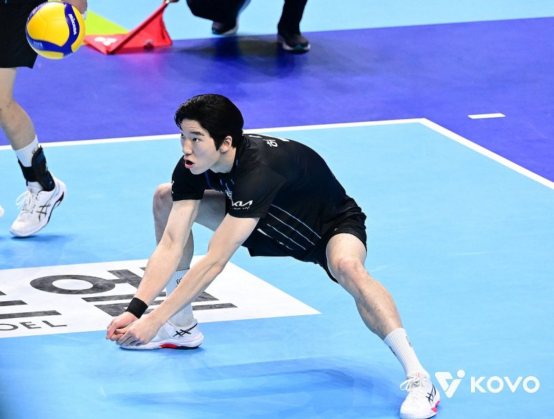 리시브하는 허수봉 (출처=연합뉴스)