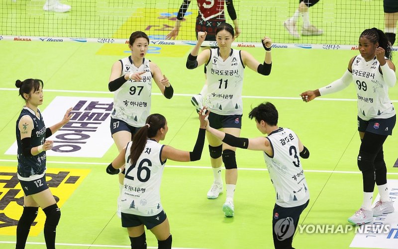 기뻐하는 한국도로공사 선수들 (출처=연합뉴스)