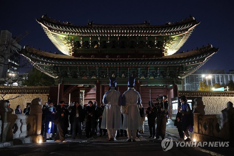 시작된 창경궁 야간관람 '동궐동락' (출처=연합뉴스)