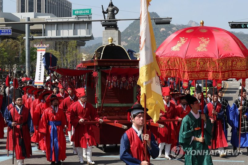 종묘 정전으로 향하는 조선 왕실 신주 (출처=연합뉴스)