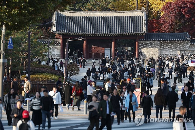 관람객으로 붐비는 종묘 앞 (출처=연합뉴스)