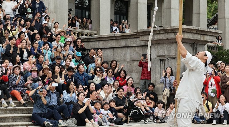 연휴 마지막날, 덕수궁 찾은 시민들 (출처=연합뉴스)