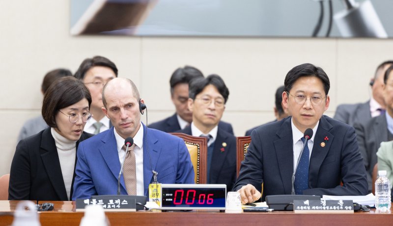 배경훈 과학기술정보통신부 장관 겸 부총리(오른쪽)와 해롤드 로저스 쿠팡 대표가 31일 서울 여의도 국회에서 열린 제430회국회(임시회) 쿠팡 침해사고 및 개인정보 유출, 불공정 거래, 노동환경 실태 파악과 재발방지 대책 마련을 위한 연석 청문회에 출석한 모습. 2025.12.31/뉴스1 ⓒ News1 이승배 기자