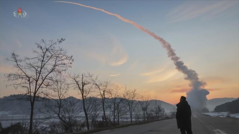 [서울=뉴시스] 북한 조선중앙TV는 지난 4일 김정은 국무위원장 참관하에 극초음속미사일 발사훈련을 진행했다고 5일 보도했다. (사진=조선중앙TV 캡처) 2026.01.05. photo@newsis.com *재판매 및 DB 금지