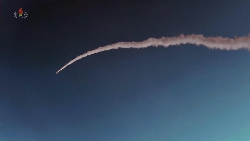 [서울=뉴시스] 북한 조선중앙TV는 지난 4일 김정은 국무위원장 참관하에 극초음속미사일 발사훈련을 진행했다고 5일 보도했다. (사진=조선중앙TV 캡처) 2026.01.05. photo@newsis.com *재판매 및 DB 금지