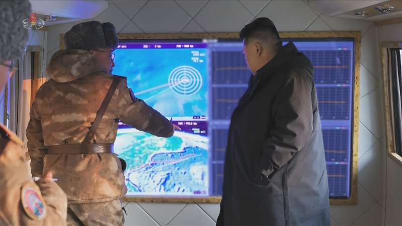 [서울=뉴시스] 북한 조선중앙TV는 지난 4일 김정은 국무위원장 참관하에 극초음속미사일 발사훈련을 진행했다고 5일 보도했다. (사진=조선중앙TV 캡처) 2026.01.05. photo@newsis.com *재판매 및 DB 금지