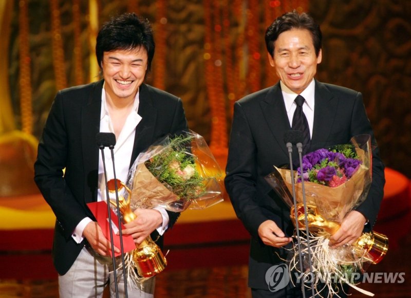 배우 박중훈과 안성기. 연합뉴스