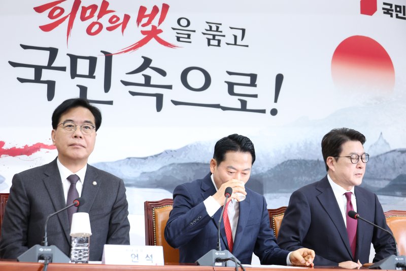 장동혁 국민의힘 대표가 5일 서울 여의도 국회에서 열린 최고위원회의에서 목을 축이고 있다. 2026.1.5/뉴스1 ⓒ News1 신웅수 기자