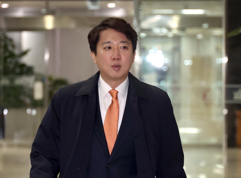 이준석 개혁신당 대표가 5일 오전 서울 여의도 국회에서 열린 최고위원회의에 참석을 하고 있다. 뉴시스