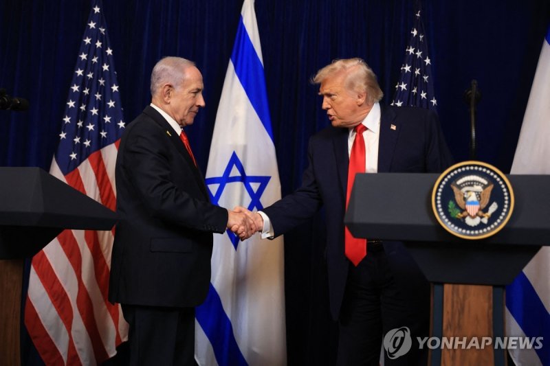 정상회담 기자회견에서 악수하는 도널드 트럼프 대통령(오른쪽)과 베냐민 네타냐후 이스라엘 총리 (출처=연합뉴스)