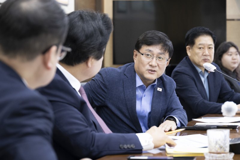 김성환 기후에너지환경부 장관이 10일 충남 태안군 한국서부발전 태안발전본부를 방문해 발전사 관계자들에게 석탄발전 폐지 관련 발언을 하고 있다. (기후에너지환경부 제공. 재판매 및 DB 금지) 2025.10.10/뉴스1