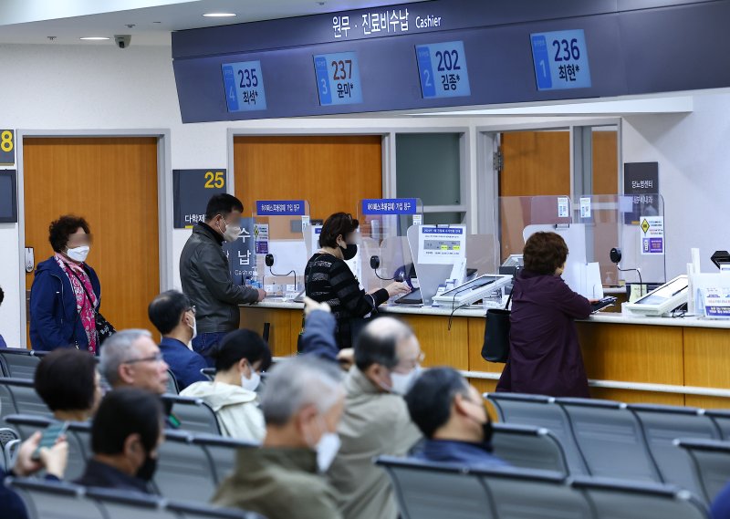 [서울=뉴시스] 김근수 기자 = 서울 시내의 한 대학병원에서 보호자들이 진료비 수납을 기다리고 있다. 2024.05.08. ks@newsis.com