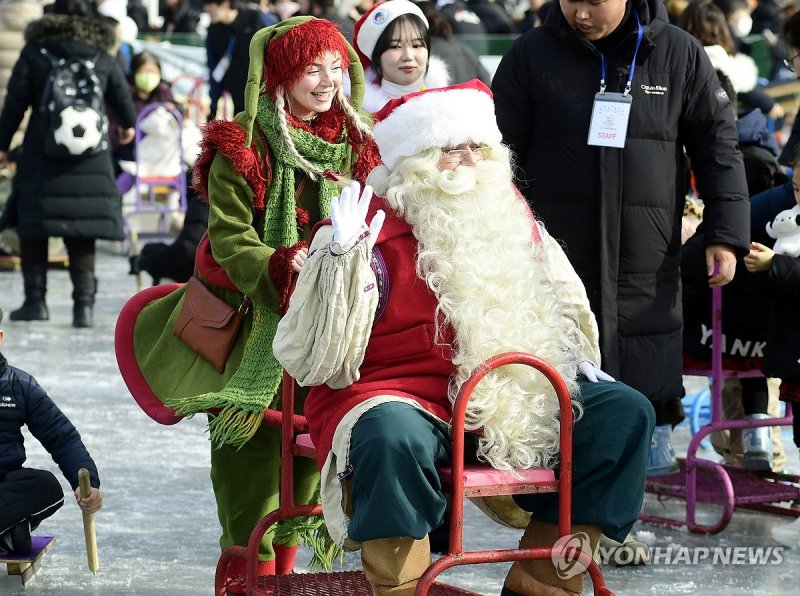2018 산천어축제장 찾은 핀란드 산타 (출처=연합뉴스)