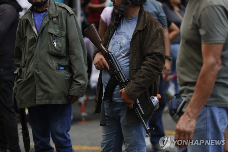 무장한 채 거리시위에 나온 마두로 지지자 (출처=연합뉴스)