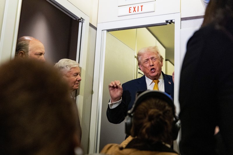 미국의 도널드 트럼프 대통령이 4일(현지시간) 미국 메릴랜드주 앤드루스 공군기지로 향하는 전용기에서 기자들의 질문에 답하고 있다.AP뉴시스