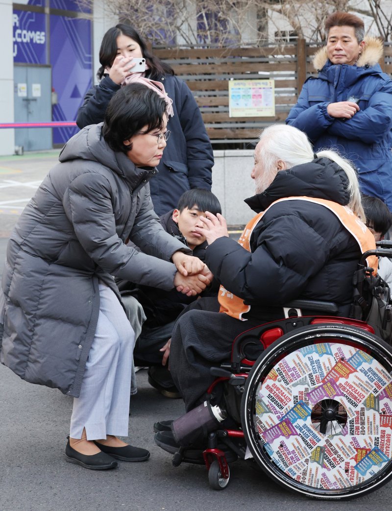 [서울=뉴시스] 김진아 기자 = 이혜훈 기획예산처 장관 후보자가 5일 오전 서울 중구 예금보험공사에 마련된 인사청문회 준비 사무실로 출근하며 박경석 전국장애인차별철폐연대(전장연) 상임공동대표와 대화를 하고 있다. 2025.01.05. bluesoda@newsis.com