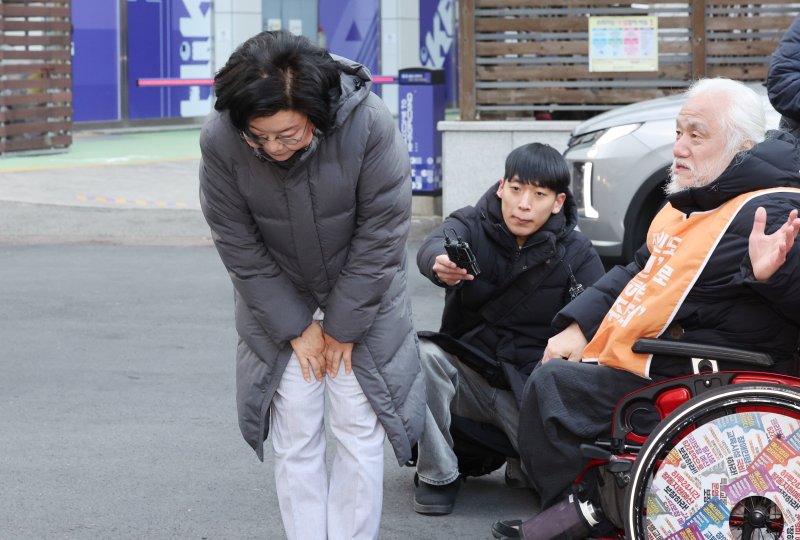 [서울=뉴시스] 김진아 기자 = 이혜훈 기획예산처 장관 후보자가 5일 오전 서울 중구 예금보험공사에 마련된 인사청문회 준비 사무실로 출근하던 중 인사를 하고 있다. 2025.01.05. bluesoda@newsis.com