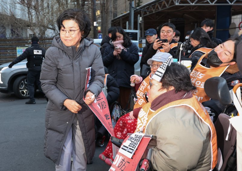 [서울=뉴시스] 김진아 기자 = 이혜훈 기획예산처 장관 후보자가 5일 오전 서울 중구 예금보험공사에 마련된 인사청문회 준비 사무실로 출근하며 전국장애인차별철폐연대 관계자들과 인사를 나눈뒤 사무실로 향하고 있다. 2025.01.05. bluesoda@newsis.com