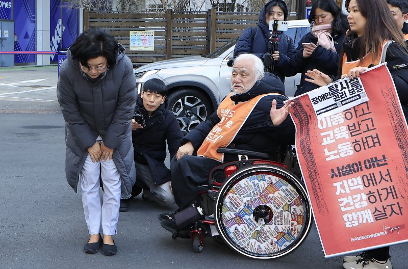 갑질·폭언 등 직장 내 괴롭힘 의혹이 제기된 이혜훈 초대 기획예산처 장관 후보자가 5일 오전 서울 중구 예금보험공사에 마련된 인사청문회 준비 사무실로 출근하며 박경석 전국장애인차별철폐연대 공동상임대표를 만난 자리에서 고개 숙여 인사하고 있다. 2026.1.5/뉴스1 ⓒ News1 박정호 기자