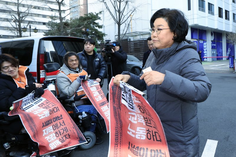 갑질·폭언 등 직장 내 괴롭힘 의혹이 제기된 이혜훈 초대 기획예산처 장관 후보자가 5일 오전 서울 중구 예금보험공사에 마련된 인사청문회 준비 사무실로 출근하며 박경석 전국장애인차별철폐연대 공동상임대표를 만나 장애인예산안에 대한 입장을 전달받은 뒤 이동하고 있다. 2026.1.5/뉴스1 ⓒ News1 박정호 기자