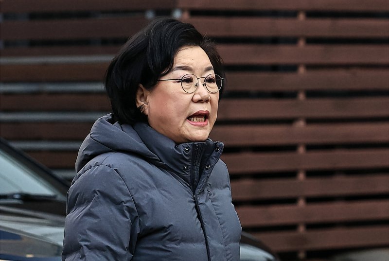 갑질·폭언 등 직장 내 괴롭힘 의혹이 제기된 이혜훈 초대 기획예산처 장관 후보자가 5일 오전 서울 중구 예금보험공사에 마련된 인사청문회 준비 사무실로 출근하며 박경석 전국장애인차별철폐연대 공동상임대표 등을 만나기 위해 차량에서 내려 이동하고 있다. 2026.1.5/뉴스1 ⓒ News1 박정호 기자