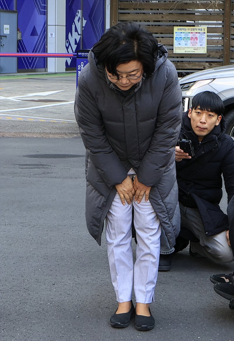 갑질·폭언 등 직장 내 괴롭힘 의혹이 제기된 이혜훈 초대 기획예산처 장관 후보자가 5일 오전 서울 중구 예금보험공사에 마련된 인사청문회 준비 사무실로 출근하며 박경석 전국장애인차별철폐연대 공동상임대표를 만난 자리에서 고개 숙여 인사하고 있다. 2026.1.5/뉴스1 ⓒ News1 박정호 기자