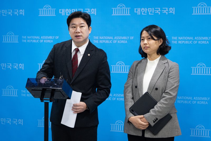 진종오 국민의힘 의원(왼쪽)과 손주하 서울 중구 국민의힘 구의원이 5일 서울 여의도 국회 소통관에서 이혜훈 기획예산처 장관 후보자 갑질 폭로 기자회견을 열고 취재진 질문에 답하고 있다. 2026.1.5/뉴스1 ⓒ News1 유승관 기자