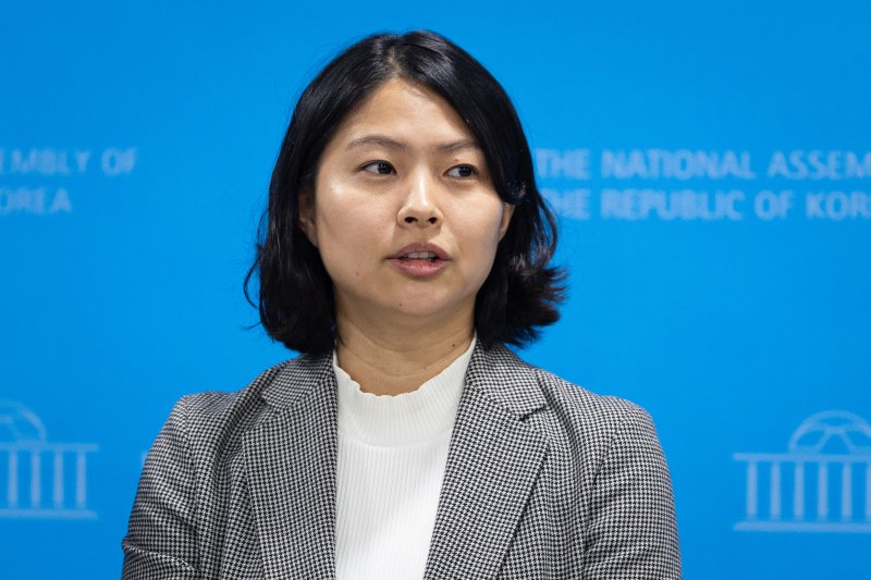 손주하 서울 중구 국민의힘 구의원이 5일 서울 여의도 국회 소통관에서 이혜훈 기획예산처 장관 후보자 갑질 폭로 기자회견을 열고 취재진 질문에 답하고 있다. 2026.1.5/뉴스1 ⓒ News1 유승관 기자