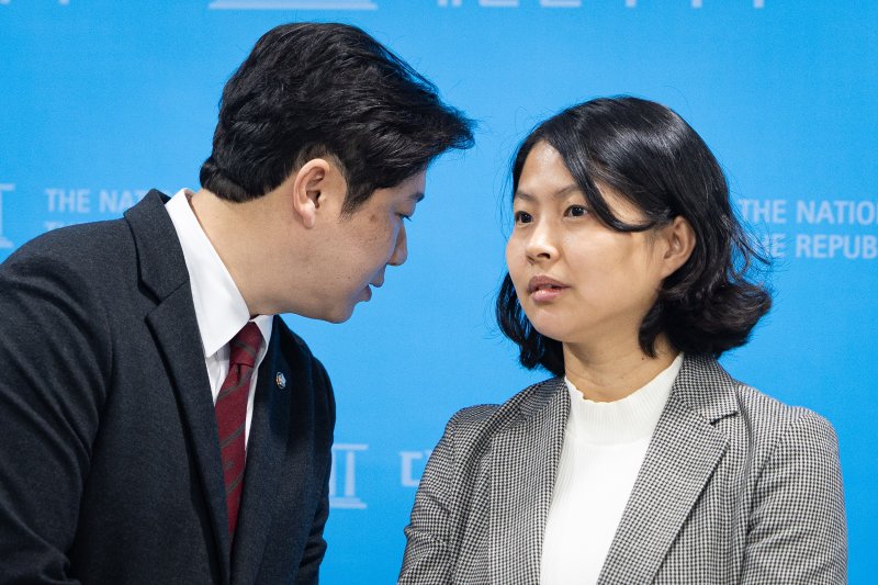 손주하 서울 중구 국민의힘 구의원(오른쪽)과 진종오 의원이 5일 서울 여의도 국회 소통관에서 이혜훈 기획예산처 장관 후보자 갑질 폭로 기자회견을 열고 취재진 질문에 답하던 중 대화를 나누고 있다. 2026.1.5/뉴스1 ⓒ News1 유승관 기자