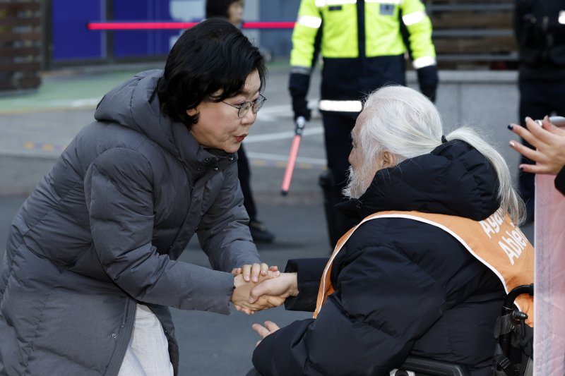 갑질·폭언 등 직장 내 괴롭힘 의혹이 제기된 이혜훈 초대 기획예산처 장관 후보자가 5일 오전 서울 중구 예금보험공사에 마련된 인사청문회 준비 사무실로 출근하며 박경석 전국장애인차별철폐연대 공동상임대표를 만나고 있다. 2026.1.5/뉴스1 ⓒ News1 박정호 기자