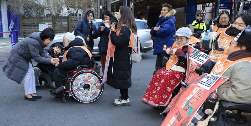 갑질·폭언 등 직장 내 괴롭힘 의혹이 제기된 이혜훈 초대 기획예산처 장관 후보자가 5일 오전 서울 중구 예금보험공사에 마련된 인사청문회 준비 사무실로 출근하며 박경석 전국장애인차별철폐연대 공동상임대표를 만나고 있다. 2026.1.5/뉴스1 ⓒ News1 박정호 기자