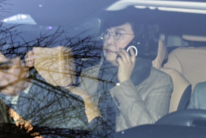 갑질·폭언 등 직장 내 괴롭힘 의혹이 제기된 이혜훈 초대 기획예산처 장관 후보자가 2일 오전 서울 중구 예금보험공사에 마련된 인사청문회 준비 사무실로 출근하며 차량에서 누군가와 전화 통화를 하고 있다. (공동취재) 2026.1.2/뉴스1 ⓒ News1 오대일 기자