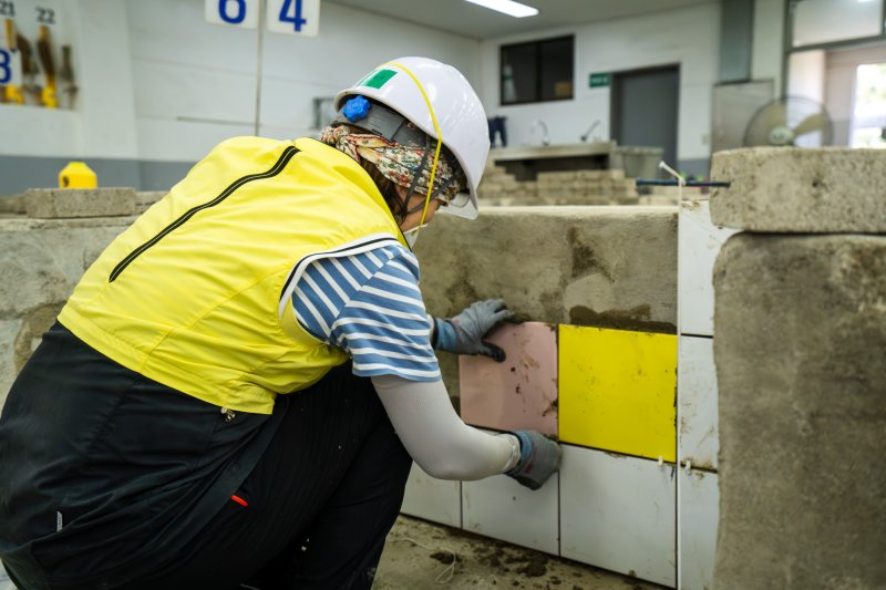 [서울=뉴시스] 서울시 기술교육원 훈련생이 타일 시공 마감 실습을 진행하고 있다. 2026.01.05. (사진=서울시 제공) *재판매 및 DB 금지