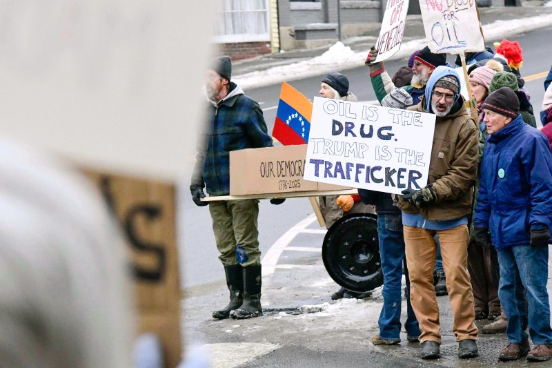 [브래틀버러=AP/뉴시스] 4일(현지 시간) 미국 버몬트주 브래틀버러에서 손팻말을 든 시위대가 이 베네수엘라에 대한 미국의 공격에 항의하는 시위를 하고 있다. 2026.01.05.
