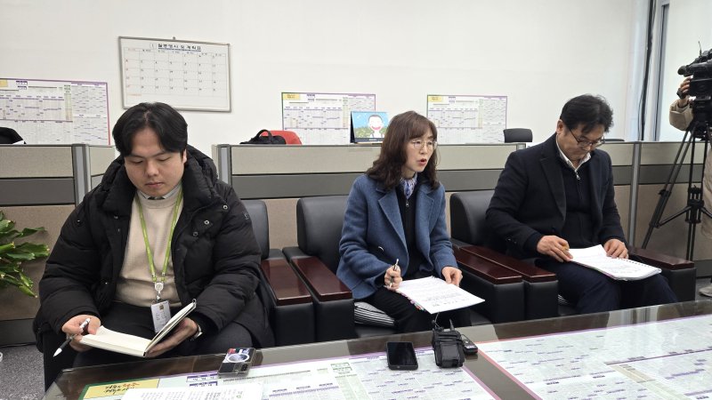 [청주=뉴시스] 임선우 기자 = 충북 청주시 원미라 교통정책과장(가운데)이 5일 시청 출입기자실에서 시외버스터미널 매각 공고에 대한 설명을 하고 있다. 2026.01.05. imgiza@newsis.com