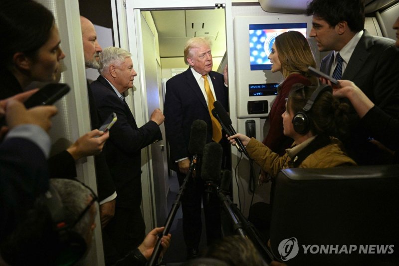 전용기에서 기자들과 대화하는 트럼프 미국 대통령 (출처=연합뉴스)