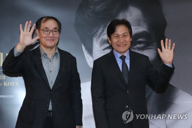 손인사 하는 배창호-안성기 (출처=연합뉴스)