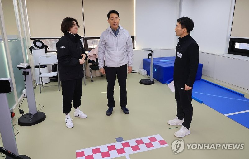 체력인증센터 돌아보는 오세훈 시장 (출처=연합뉴스)