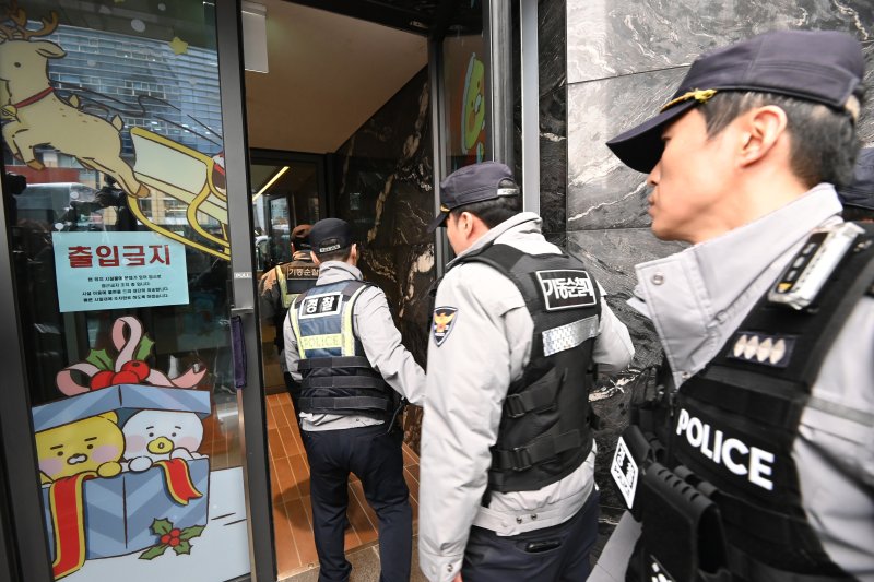 [성남=뉴시스] 김종택 기자 = 경기 성남시 분당구 카카오 판교아지트 건물 폭파 협박 신고가 접수된 15일 경찰이 수색을 하고 있다. 이날 카카오는 만일의 상황에 대비해 전 직원을 재택근무로 전환 했다. 2025.12.15. jtk@newsis.com