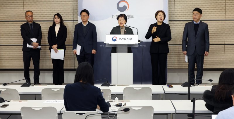 [세종=뉴시스] 강종민 기자 = 정은경 보건복지부 장관이 5일 세종시 정부세종청사에서 희귀 중증난치질환 지원 강화방안을 발표하고 있다. 2026.01.05. ppkjm@newsis.com