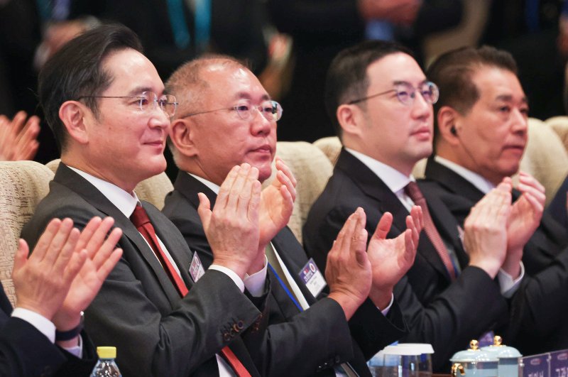 이재용 삼성전자 회장과 정의선 현대차그룹 회장, 구광모 LG그룹 회장이 5일 베이징 조어대에서 열린 비즈니스 포럼에서 박수를 치고 있다. 뉴스1