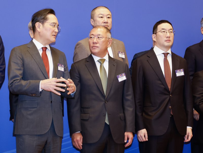 이재용 삼성전자 회장과 정의선 현대차그룹 회장 등이 5일 중국 베이징 조어대에서 열린 한중 비즈니스 포럼에서 기념사진 촬영을 위해 대기하고 있다. 뉴스1